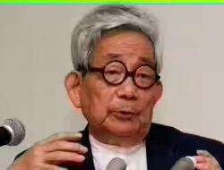 Novelis Jepang Pemenang Nobel Kenzaburo Oe Meninggal Dunia