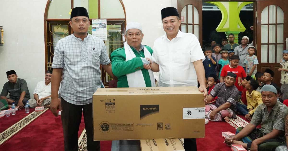 Bupati Batu Bara Serahkan AC Bantuan Untuk Masjid Qubah