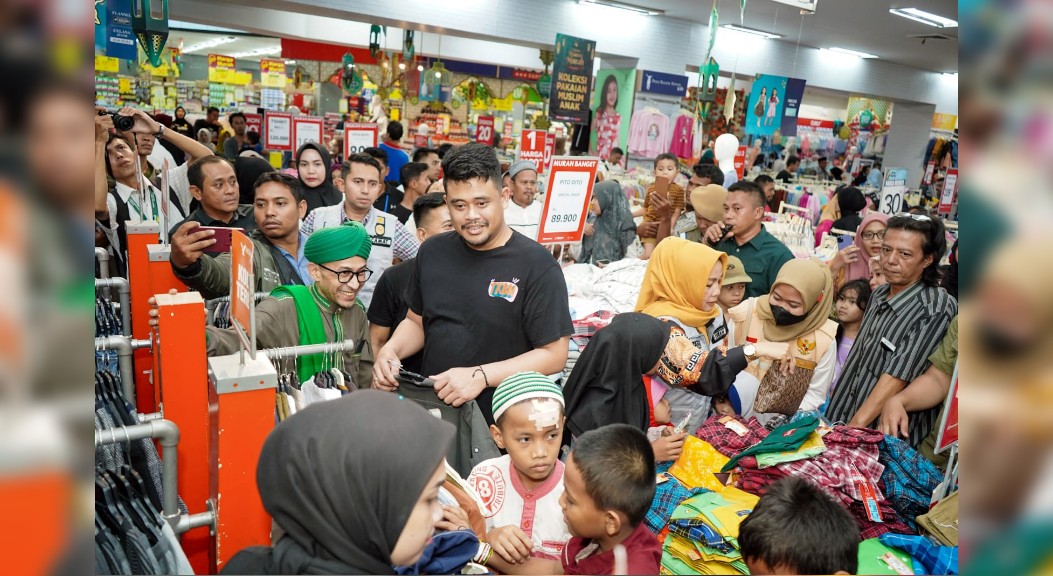 100 Anak Yatim Dibelanjai Pakaian Lebaran Oleh Wali Kota Medan