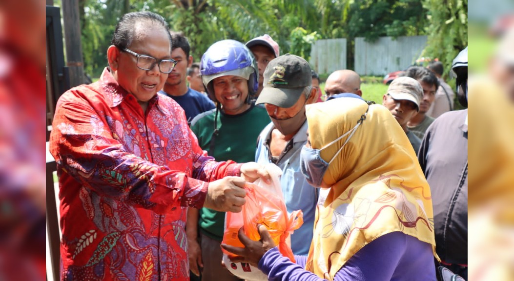 Ketua DPRD Sumut Serahkan Sembako Kepada Satpam, Tukang Kebun, Ojol Dan Petugas Kebersihan