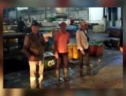 Petugas Tertibkan PKL Tanjung Tiram