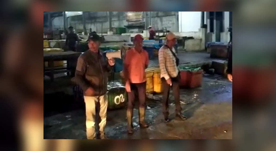 Petugas Tertibkan PKL Tanjung Tiram