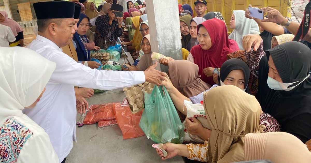 Bupati Sergai Kewalahan Layani Ratusan Pembeli Pasar Murah