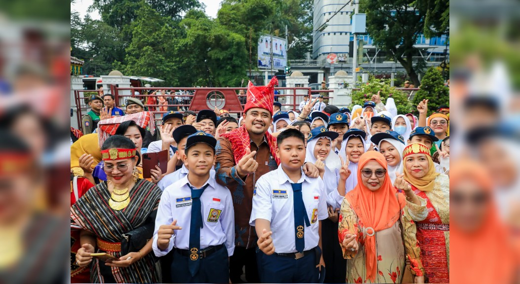 Wali Kota Medan Kenakan Pakaian Adat Karo Pimpin Upacara Peringatan Hardiknas