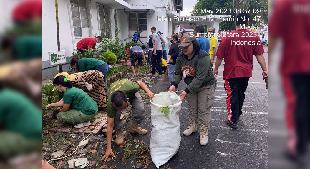 Satpol PP Dan RSUD Pirngadi Medan Gotong Royong Bersihkan Rumah Sakit