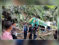 Polres Tapsel Pantau Pra Evakuasi Truk CPO yang Kecelakaan