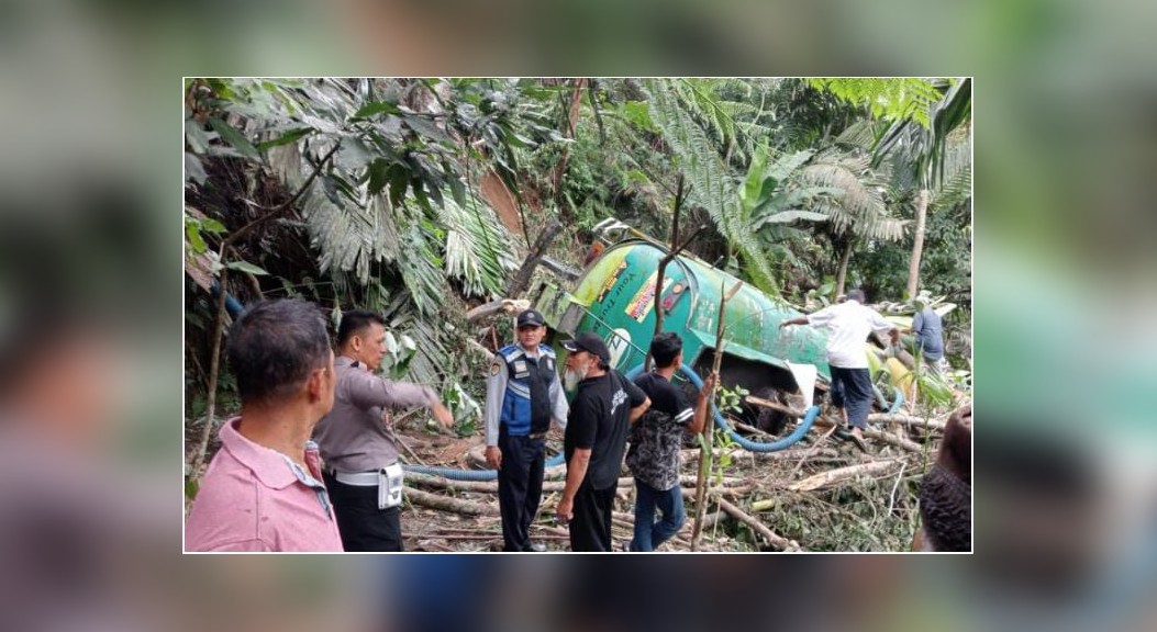 Polres Tapsel Pantau Pra Evakuasi Truk CPO yang Kecelakaan