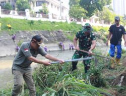 Tim Gabungan Pemko Medan Gotong Royong Bersihkan Sungai Deli