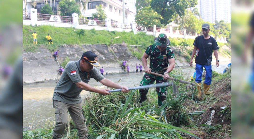 Tim Gabungan Pemko Medan Gotong Royong Bersihkan Sungai Deli