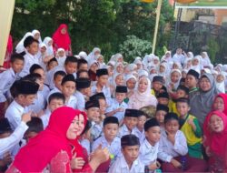 Mewakili OASE KIM, Eny Retno Yaqut Beri Buku ke Sejumlah Madrasah di Medan