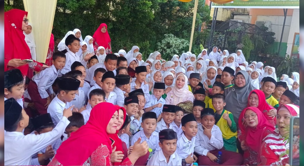 Mewakili OASE KIM, Eny Retno Yaqut Beri Buku ke Sejumlah Madrasah di Medan