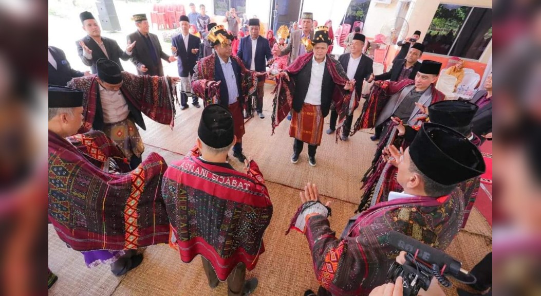 Bupati Sergai Dianugerahi Gelar Haji Tongku Pinayungan Nagori Harahap