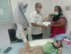 Pejabat Pemkab Batu Bara Kunjungi Balita Penderita Pembengkakan Mata