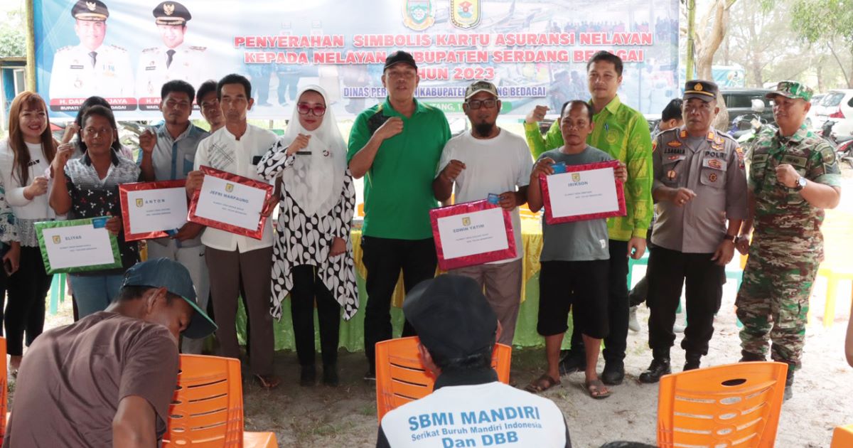 Pemkab Sergai Serahkan Kartu Asuransi Kepada Nelayan