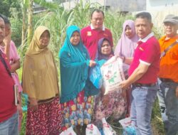 Pewarta Salurkan Sembako Bantuan Kepada Warga Kurang Mampu