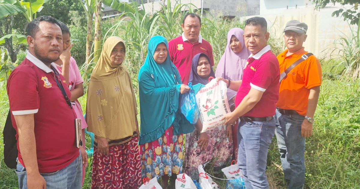 Pewarta Salurkan Sembako Bantuan Kepada Warga Kurang Mampu