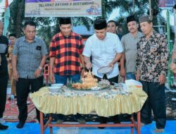 Bupati Zahir Potong Tumpeng HUT Tanah Timbul