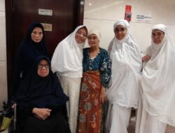 Cerita Rospiatin, Petugas Haji Membimbing Lansia dengan Hati