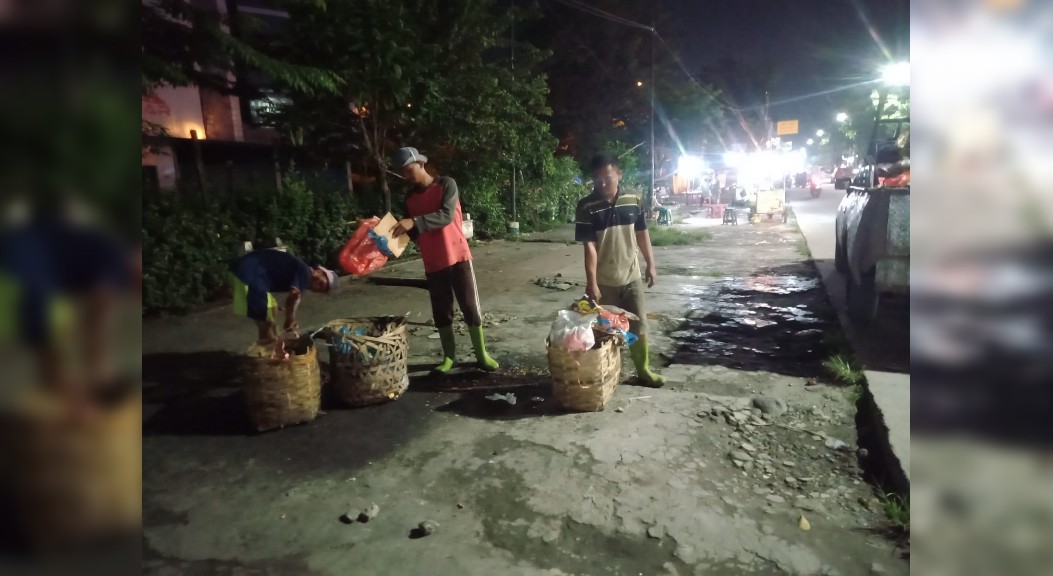 Petugas Kebersihan Medan Helvetia Sisir Sampah Liar Malam Hari