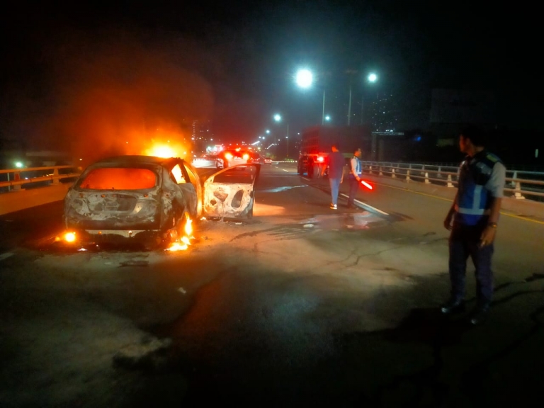 Tabrak Truk yang Rem Mendadak, Mobil Hangus Terbakar di Tol Dalam Kota