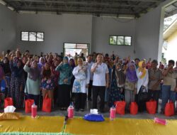 Pemkab Sergai Bersama PKK Salurkan Bantuan Permakanan