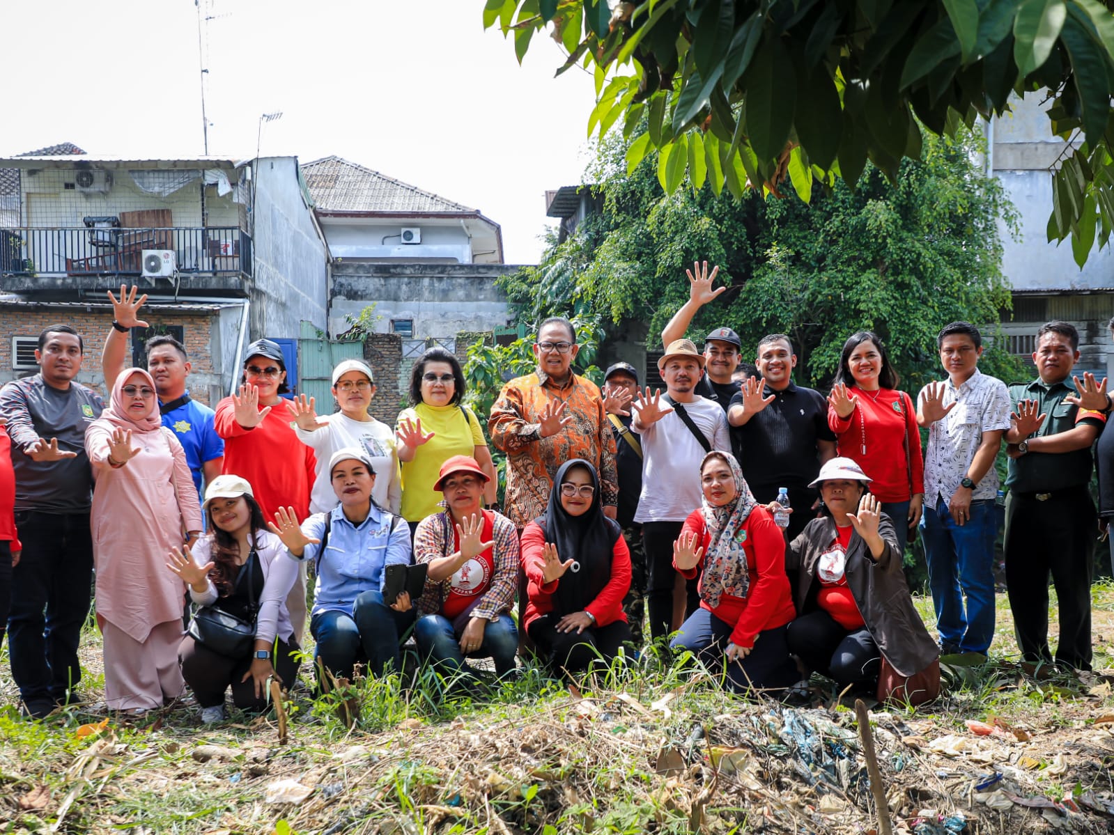 Tim Merdang Merdem Gotong Royong Di Bantaran Sungai Babura