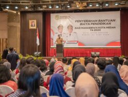 Wali Kota Medan Serahkan Bantuan Biaya Pendidikan 125 Mahasiswa