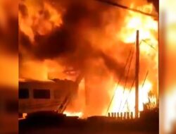 KA Brantas Tabrak Truk Trailer di Semarang Hingga Mekedak dan Terbakar