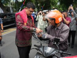 Wali Kota Medan Bagikan Bendera Merah Putih Ke Pengendara
