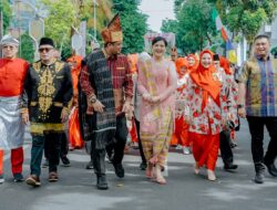 Colorful Medan Carnival : Bobby Dan Kahiyang Berbusana Adat Simalungun