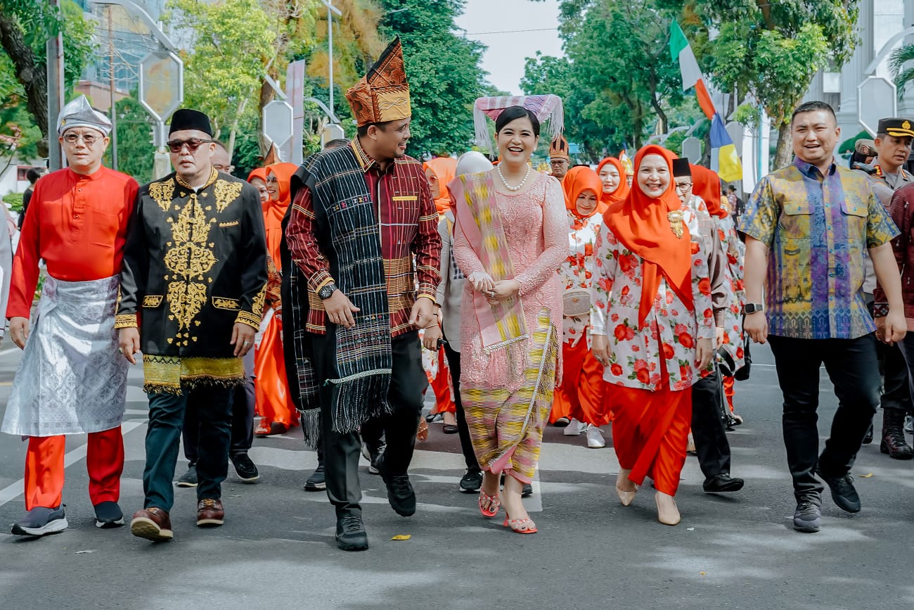 Colorful Medan Carnival : Bobby Dan Kahiyang Berbusana Adat Simalungun
