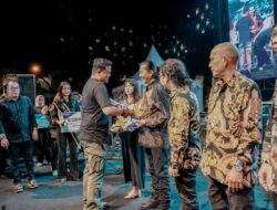 Wali Kota Medan Serahkan Penghargaan Kepada Seniman