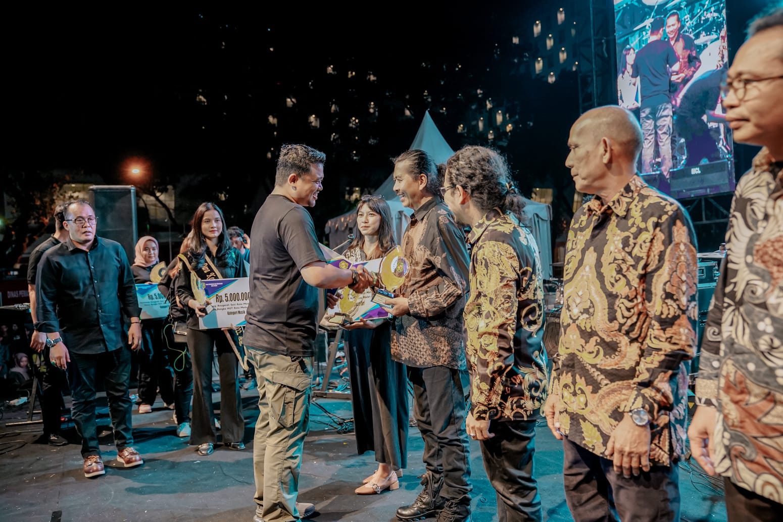 Wali Kota Medan Serahkan Penghargaan Kepada Seniman