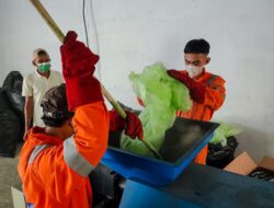 Pemerintah Kecamatan Medan Belawan Bersama Warga Olah Sampah Plastik Jadi Balok Dan Papan