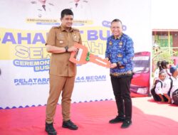 Wali Kota Medan Serahkan Tiga Bus Antar Jemput Anak Sekolah