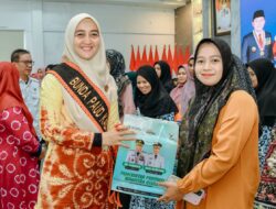 Bunda PAUD Batu Bara Serahkan Tablet Bantuan Kepada Guru TK Negeri Pembina