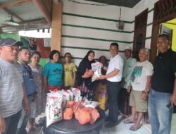 Pewarta Bagikan Sembako Pada Warga Kurang Mampu
