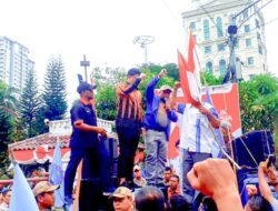 Ratusan Pekerja Demo Di Balai Kota Medan Tuntut Pengupahan