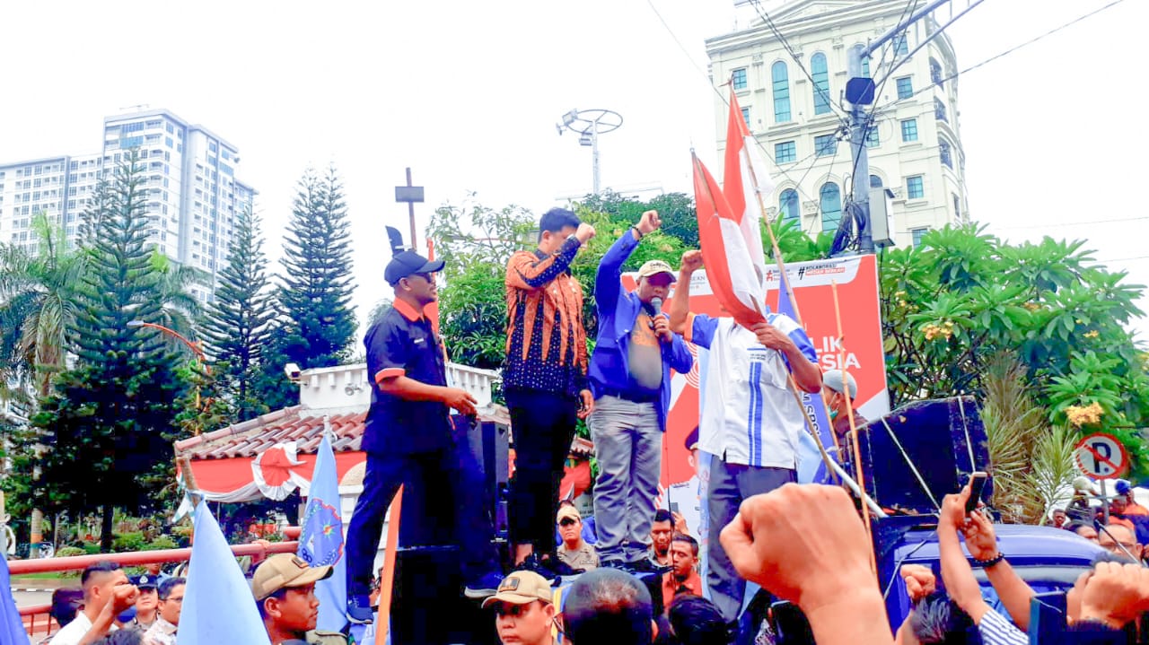 Ratusan Pekerja Demo Di Balai Kota Medan Tuntut Pengupahan