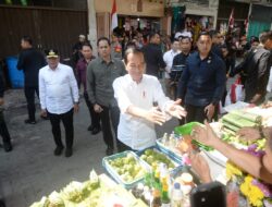 Jokowi dan Edy Rahmayadi Semobil Tinjau Harga Bahan Pokok dan Bagikan BLT di Pasar Binjai