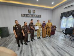 Wabup Sergai Serahkan Sertifikat Apresiasi Ke Kajari Karena Dinilai Berperan Dalam Peningkatan Sektor Pajak