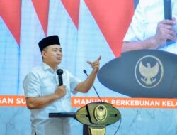 Bupati Zahir Lepas Mahasiswa Penerima Beasiswa Sawit