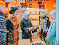 Ibu Negara Kunjungi Stan Dekranasda Medan Usai Resmikan KriyaNusa