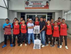 KGBN Batu Bara Serahkan Bantuan Kostum Sepak Bola Kepada Tim Indra Sakti U-17