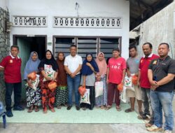 Pewarta Bagikan Sembako Kepada Kaum Duafa