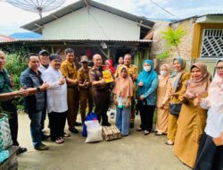 Kajari Asahan Berikan Makanan Tambahan Untuk Anak Stunting