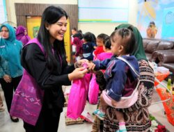 Ketua TP PKK Kota Medan Beri Makanan Tambahan pada Anak Stunting di Medan Labuhan