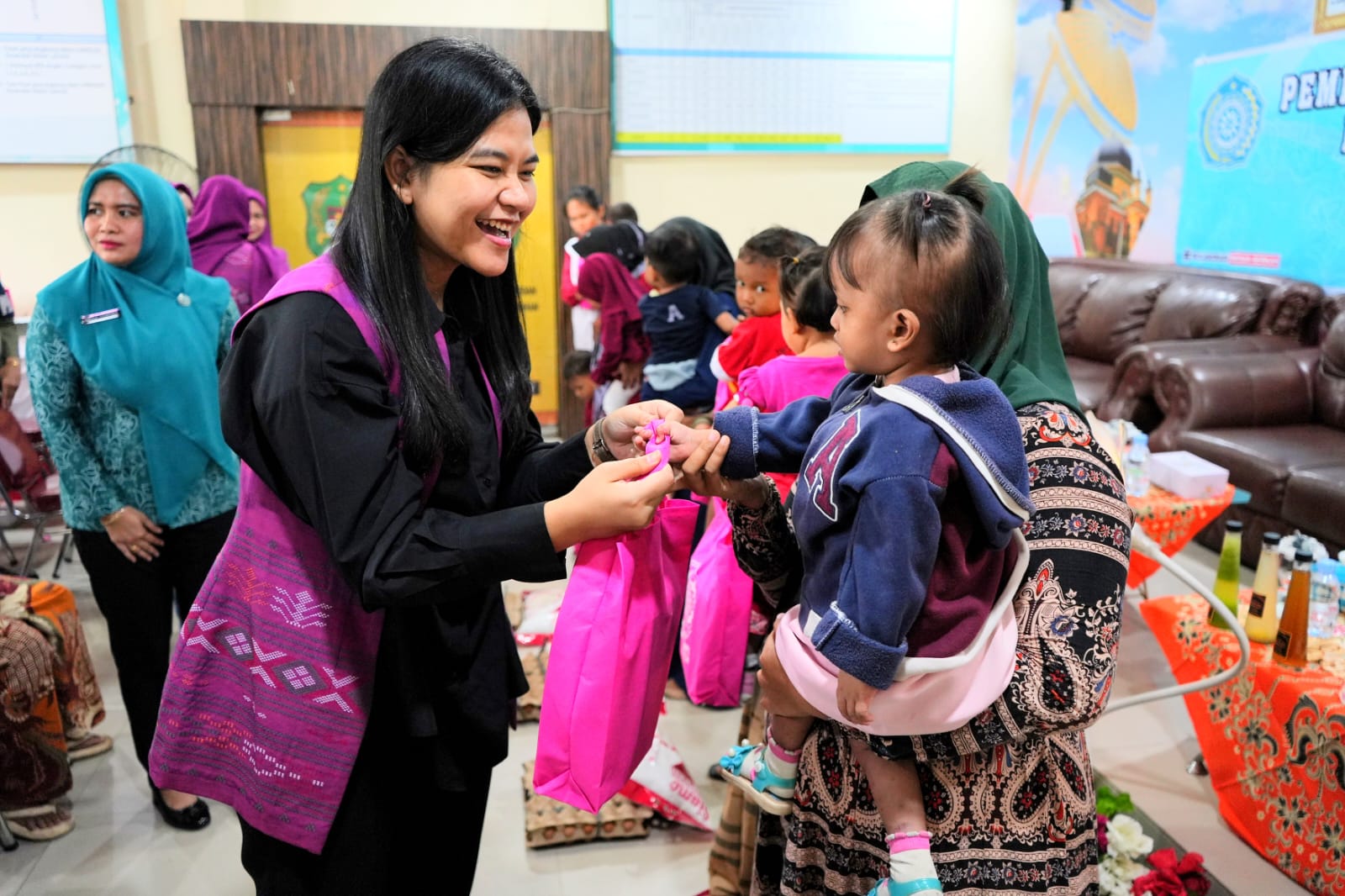 Ketua TP PKK Kota Medan Beri Makanan Tambahan pada Anak Stunting di Medan Labuhan