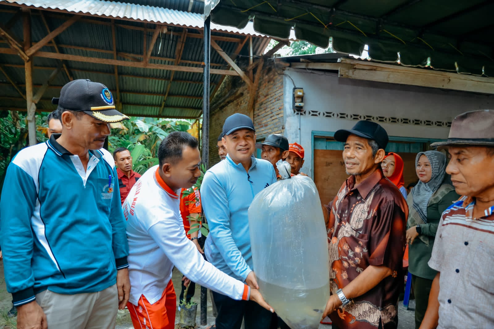 Bupati Batu Bara Serahkan Bantuan Kepada Warga Mekar Muliyo