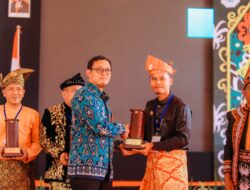 Kades Pulau Sejuk Terima Penghargaan Desa Antikorupsi